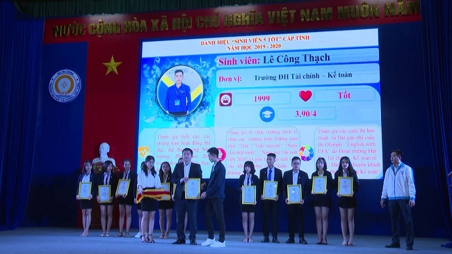 Praising typical Quang Ngai students