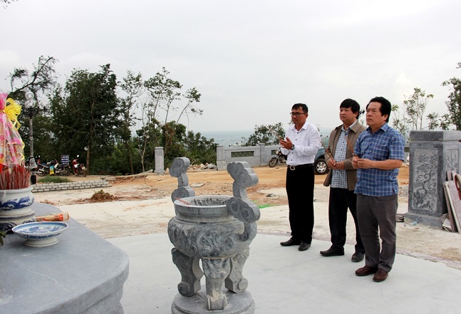 The province’s leader checks the Project of upgrading Huynh Thuc Khang’s grave
