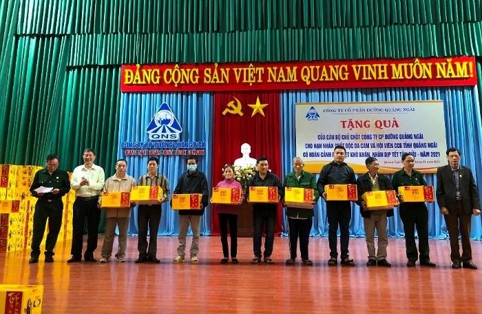 Quang Ngai Sugar Joint Stock Company presents gifts to Agent Orange victims and poor veterans