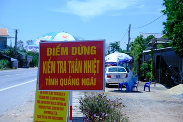 Quang Ngai sets up border medical checkpoints and cancels fireworks to prevent Covid-19 epidemic