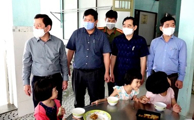 The provincial leader visits Phu Hoa Orphanage