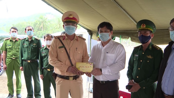 Vice Chairman of the Provincial People's Committee Mr.Tran Phuoc Hien visited forces on duty at medical checkpoints in Duc Pho town