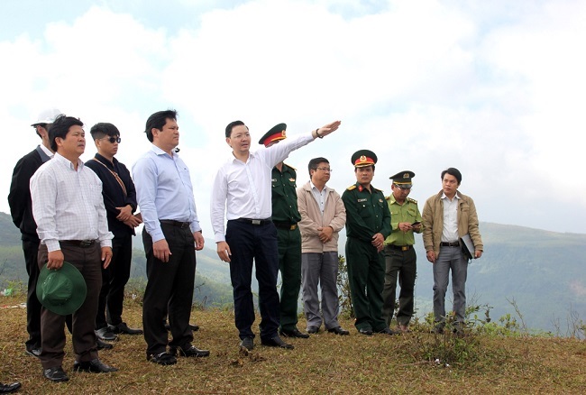 The PPC’s Vice Chairman Tran Phuoc Hien inspects the location of the wind power project in Ba To district
