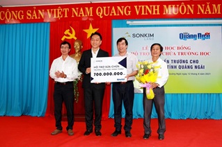 Awarding scholarships to poor students in Quang Ngai