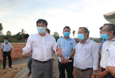 PPC’s Vice Chairman Mr. Tran Phuoc Hien inspected the progress of anti-erosion embankment in Duc Pho town
