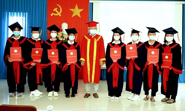 Awarding diplomas to 08 students who volunteered to support anti-epidemic in Ho Chi Minh City