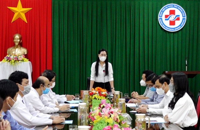 Secretary Bui Thi Quynh Van works with the provincial General Hospital