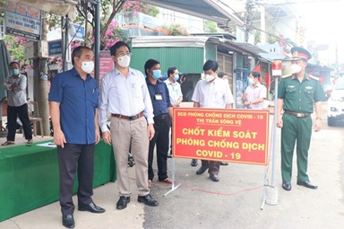 The PPC’s Standing Vice Chairman Tran Hoang Tuan inspects concentrated isolation areas and blockade areas in Tu Nghia and Nghia Hanh districts