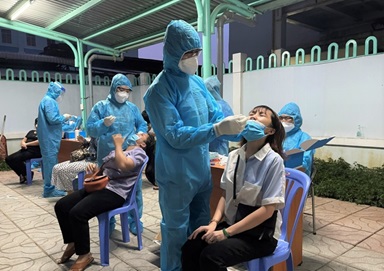 Quang Ngai offers free COVID-19 testing to people in high-risk areas