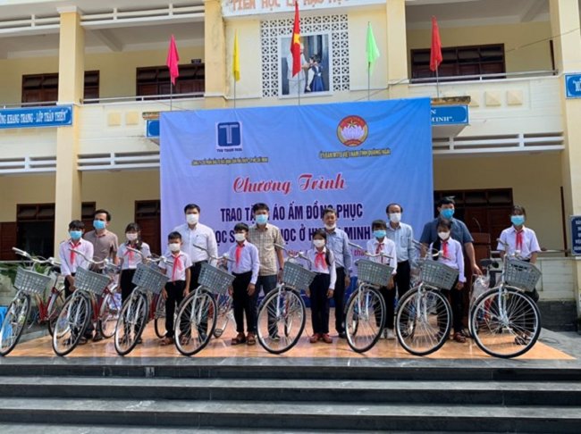 Quang Ngai’s pupils receive 1,400 warm clothes