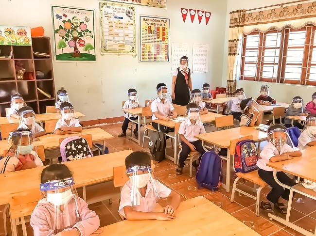 3,450 face shields for Minh Long district students
