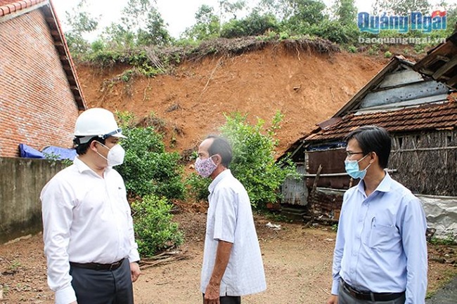 Vice chairman Mr. Tran Phuoc Hien and related departments and agencies checked the actual landslide