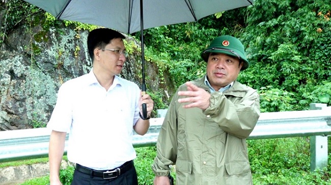 PPC's vice chairman Tran Hoang Tuan checked the landslide at the Eo Chim route