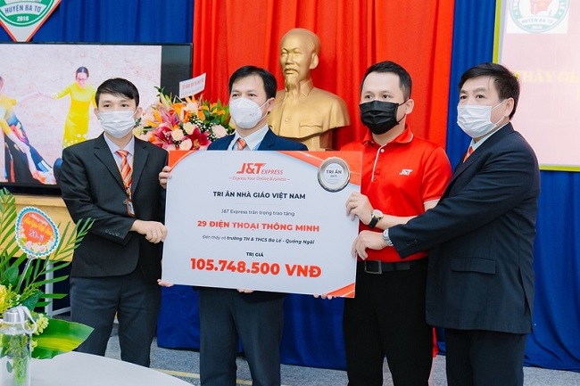 J&T Express helps students in difficult areas in Quang Ngai