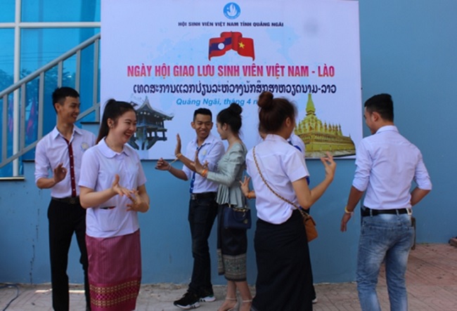Receiving 8 Laotian students for philology pedagogy at Pham Van Dong University
