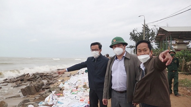 PPC's vice chairman Mr Tran Phuoc Hien checked the coastal erosion in Pho Truong village, Nghia An commune