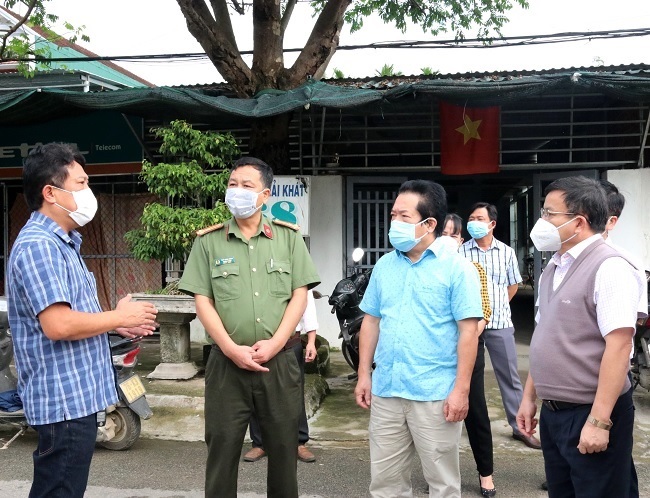The PPC’s Vice Chairman inspects epidemic prevention and control work at Quang Phu Industrial Park
