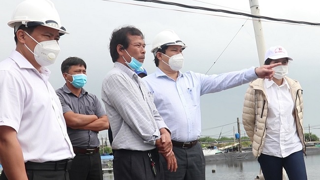 The PPC’s Vice Chairman Tran Phuoc Hien inspects effective aquaculture models