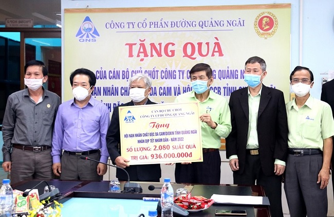 Quang Ngai Sugar Joint Stock Company presents Tet gifts to AO victims and poor veterans