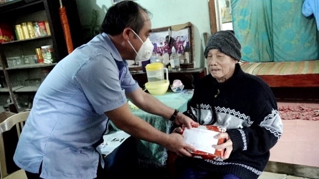The PPC’s Vice Chairman Tran Hoang Tuan visits the elderly