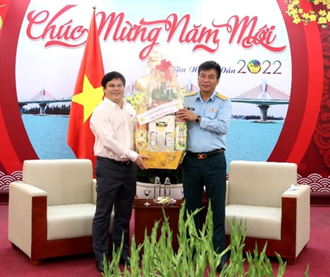 The Airforce Division 372 pay Tet visit to Quang Ngai province