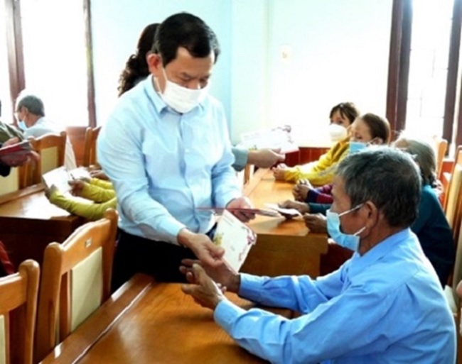The PPC’s Chairman Đặng Văn Minh gives Tet gifts to deaf people