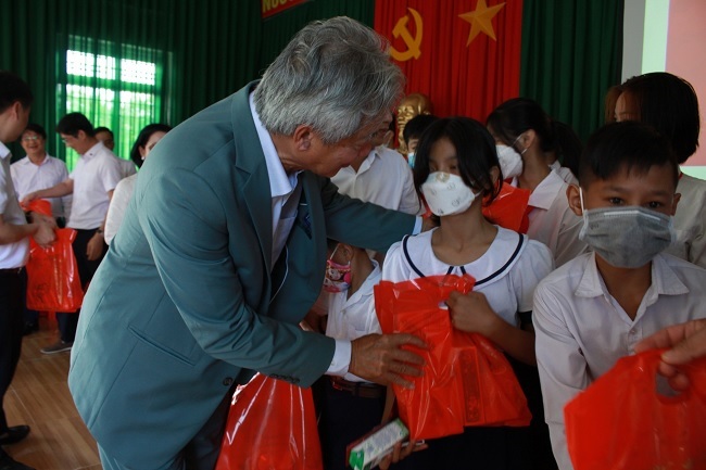 Former Secretary Ho Nghia Dung visited and gave gifts to Vo Hong Son Center