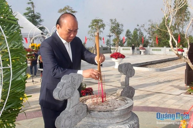 President offered incense and flowers in tribute to late Acting President Huynh Thuc Khang