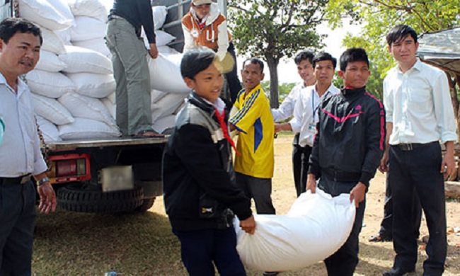 To allocate more than 848.000 kg of rice to students