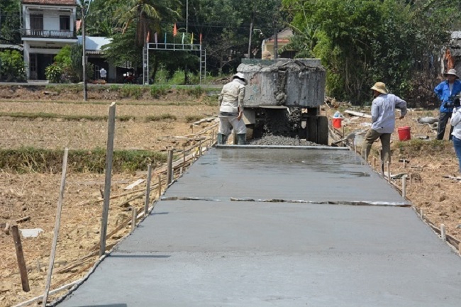 To support cement for communes to build rural roads in 2022