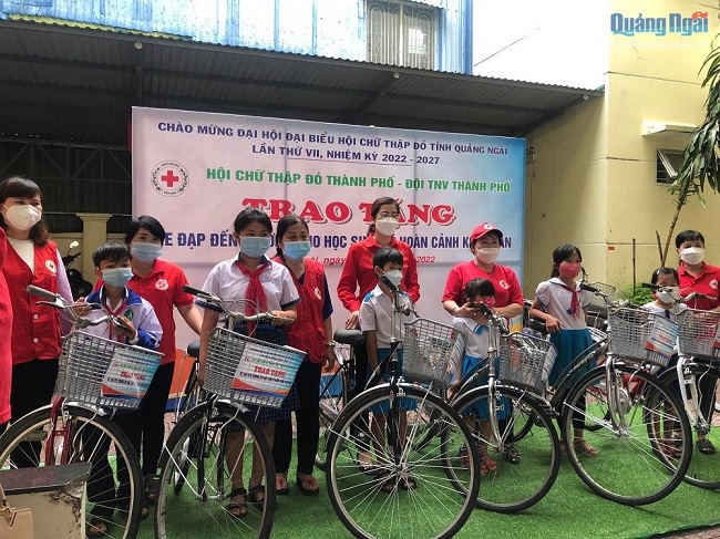 To offer bicycles to poor students