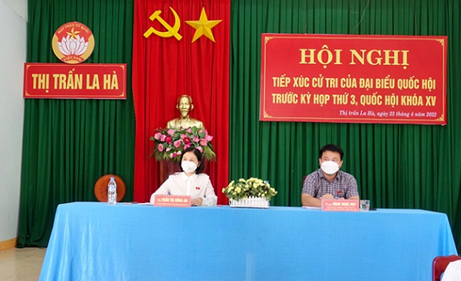 Quang Ngai Provincial National Assembly Delegation met voters in La Ha town