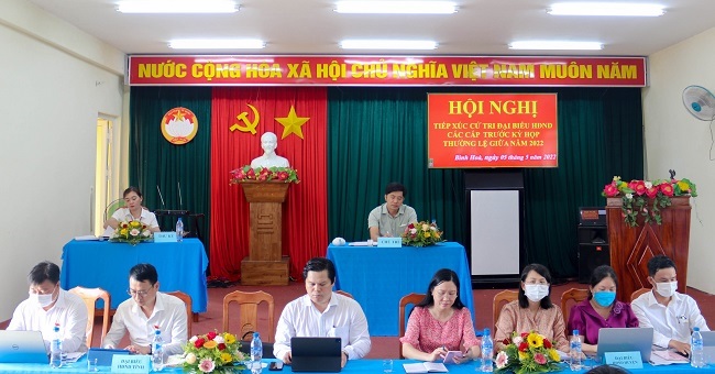 Delegates of the Provincial People's Council meet voters in Binh Hoa commune, Binh Son district