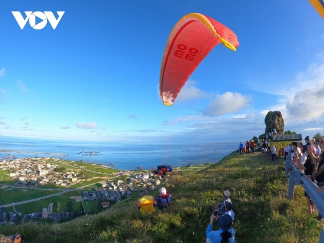 Thousands of tourists come to Ly Son to watch paragliding