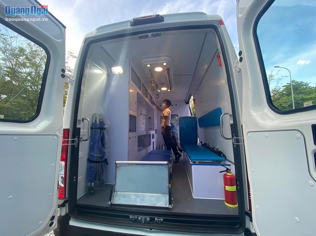 BIDV Quang Ngai donates ambulance to Quang Ngai City Medical Center