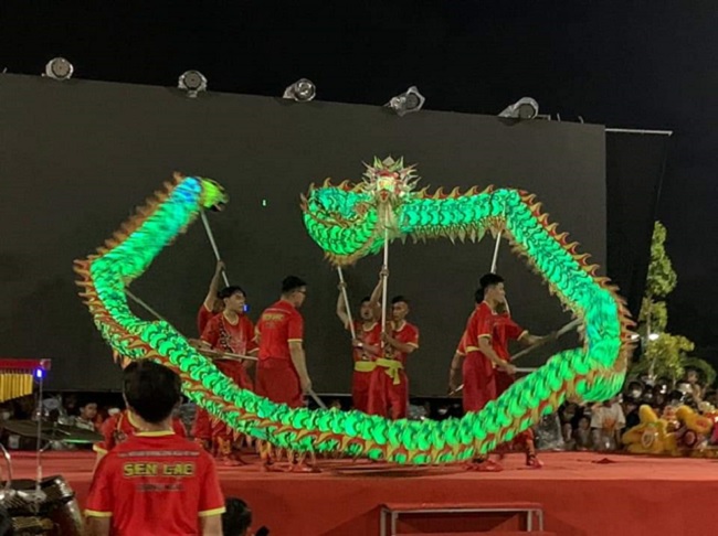 Lion dance competition and giving gifts to disadvantaged children on Mid-Autumn Festival