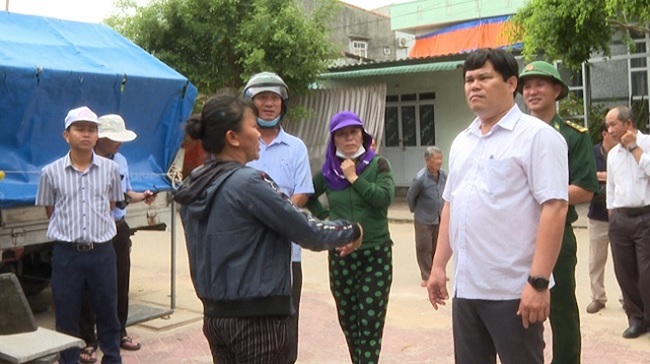 Vice Chairman of the Provincial People's Committee Tran Phuoc Hien inspected the response to typhoon No. 4 in Duc Pho town