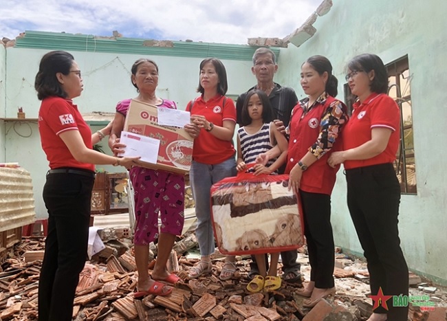 The Vietnam Red Cross supports the people of Quang Nam and Quang Ngai after storm No.4