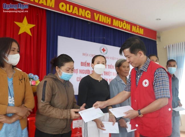 Giving 300 gifts to Ly Son people affected by typhoon No. 4