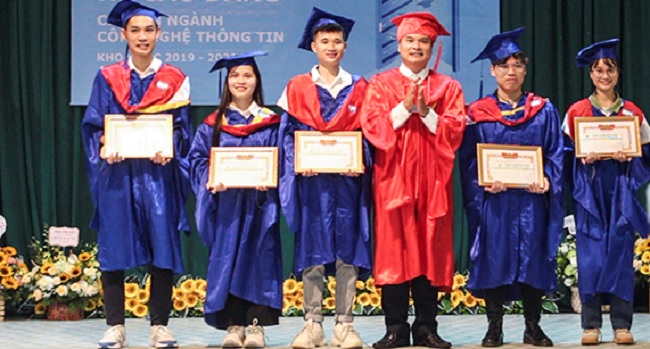 Passerelles Numeriques in Vietnam organized a graduation ceremony for 43 students