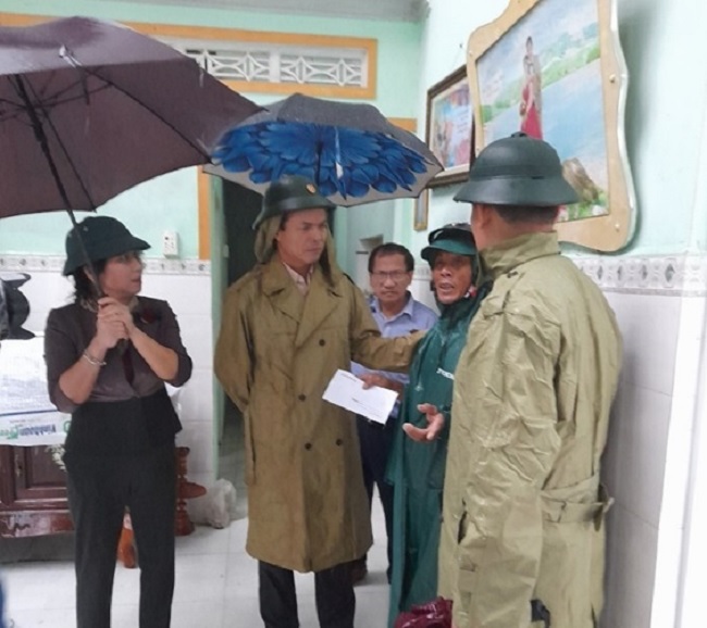 Head of the Provincial Party Committee's Propaganda Department Dang Ngoc Dzung visited 21 households damaged by tornadoes