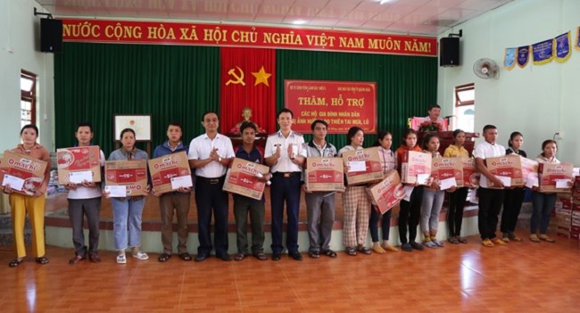 Coast Guard Region 2 supports people affected by floods and rains in Quang Ngai