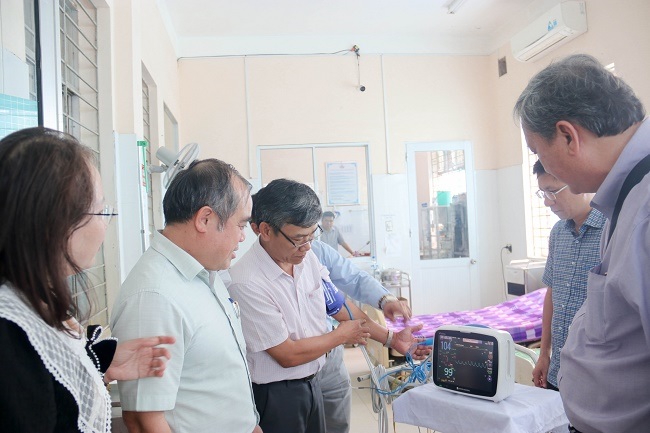 To donate medical equipment to Tra Bong District Medical Center