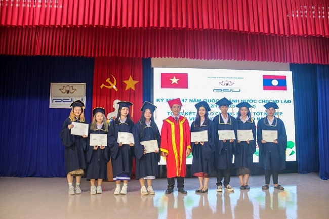 Awarding Vietnamese graduation certificates to Lao students in 2022
