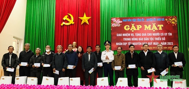 Coast Guard Region 2 presents Tet gifts to poor households