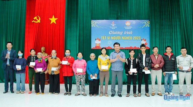 Offering Tet gifts to the poor in Binh Thuan commune