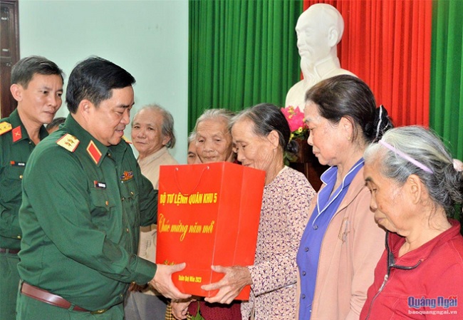 Lieutenant General Trinh Dinh Thach offers Tet gifts to the poor in Quang Ngai