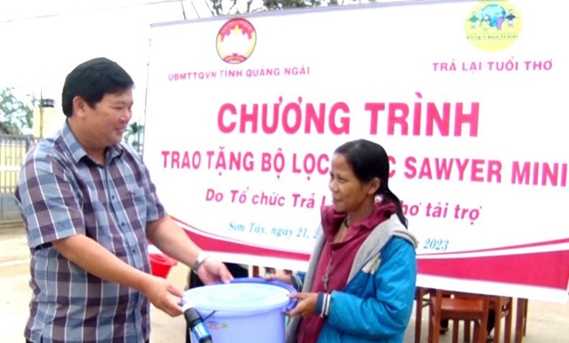 600 SAWYER MINI water filters to the poor in Son Tay