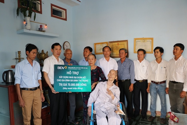 Quang Ngai hands over Great Solidarity House to the poor
