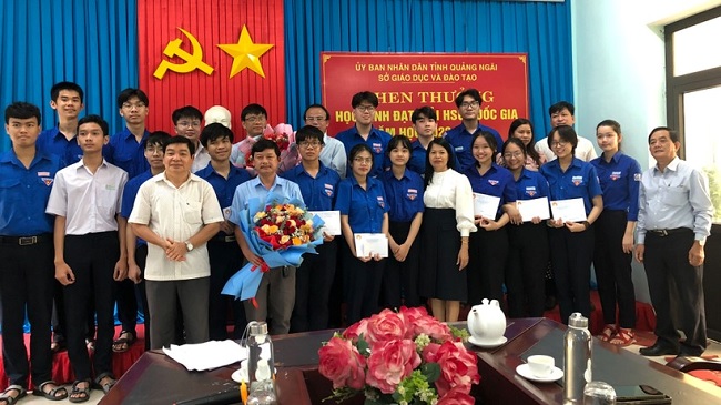 The Quang Ngai Provincial Study Promotion Association awarded 18 national excellent students in the school year 2022-2023